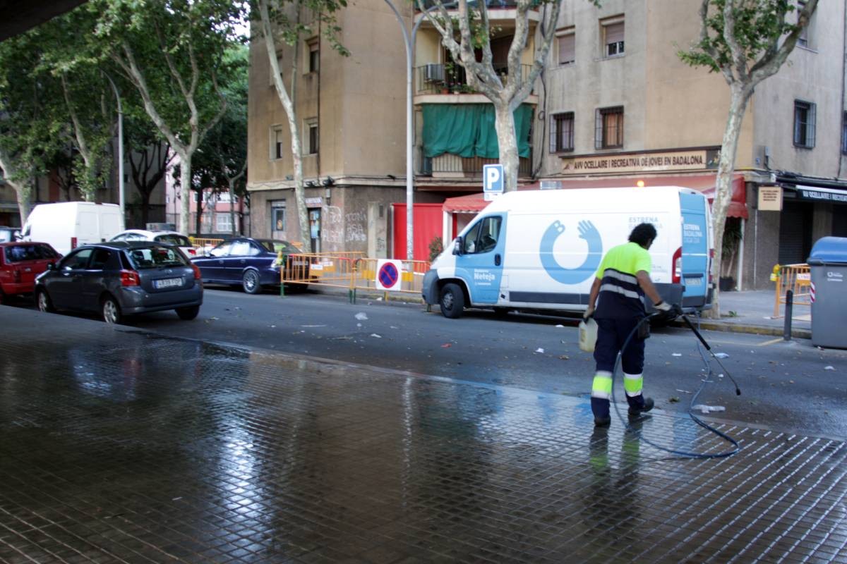 Un dels serveis municipals de neteja que gestiona FCC és el de Badalona. - ACN