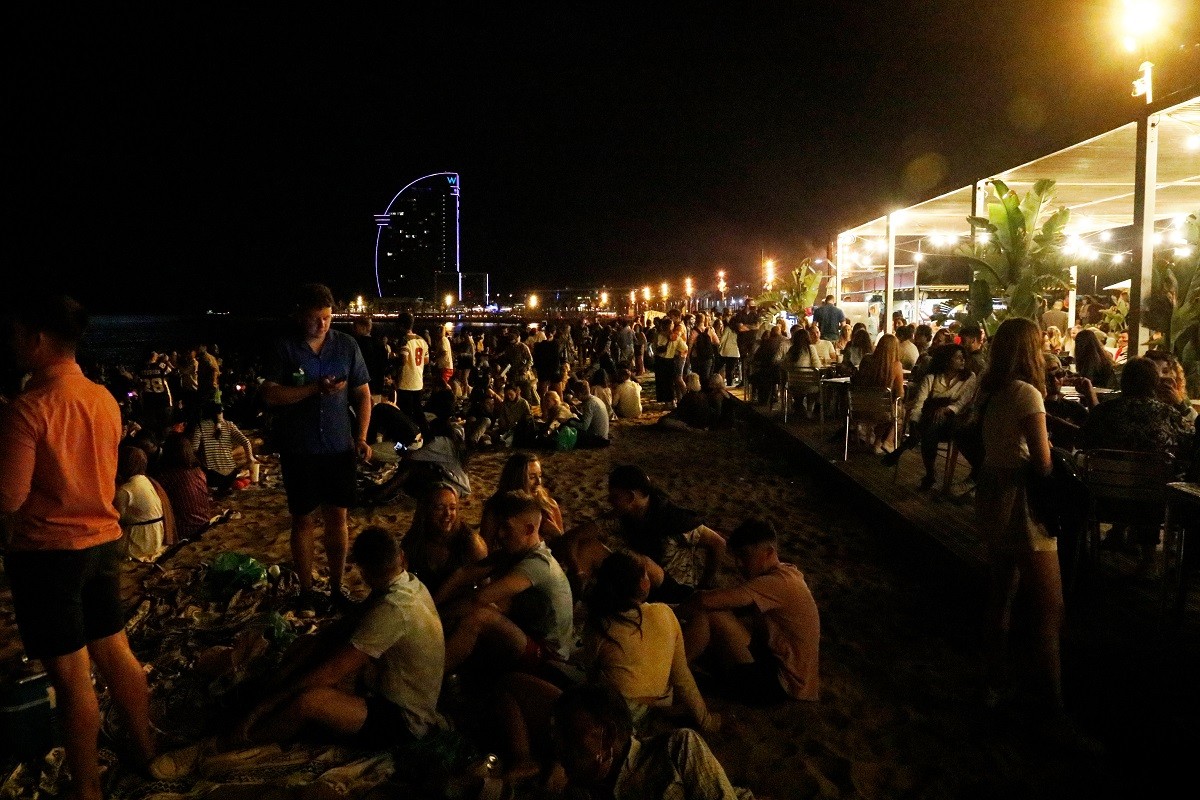 Una multitud de joves, a la platja de la Barceloneta. - ACN
