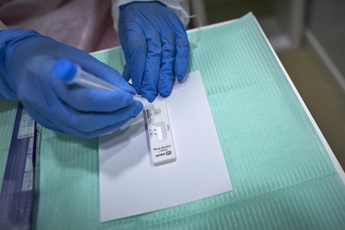 Autodiagnosticar-se amb un test d'antígens: com es fa i de què serveix?