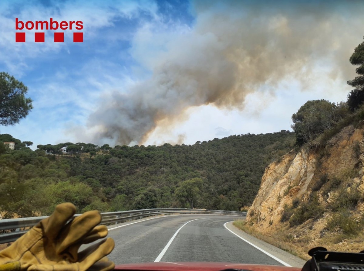 Controlat l'incendi entre Lloret i Tossa, que ha cremat unes 7 hectàrees i una casa