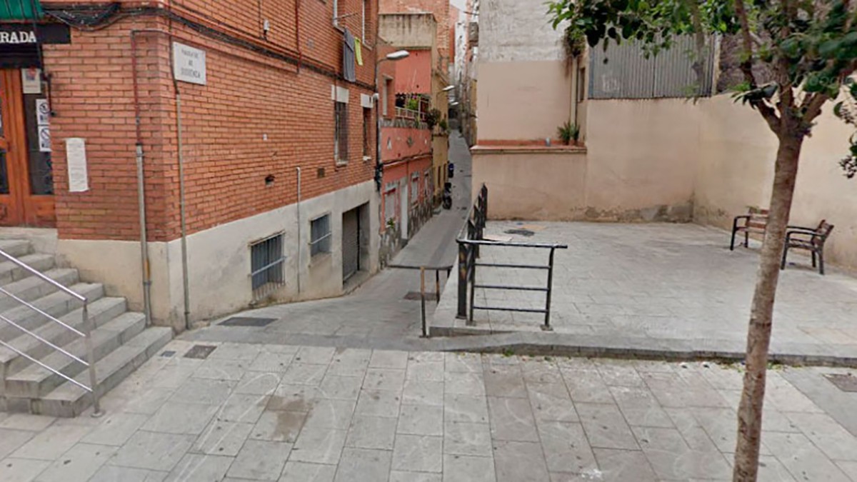 Fins a 20 veïns desallotjats per l'enderroc de tres edificis al Carmel