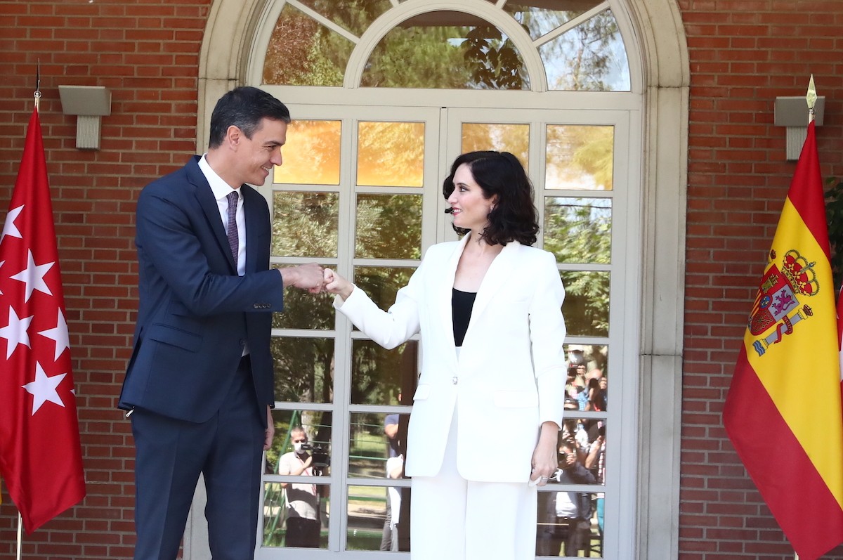 Portades | «Ayuso planta la seva oposició a Sánchez en clau nacional», a «El País»
