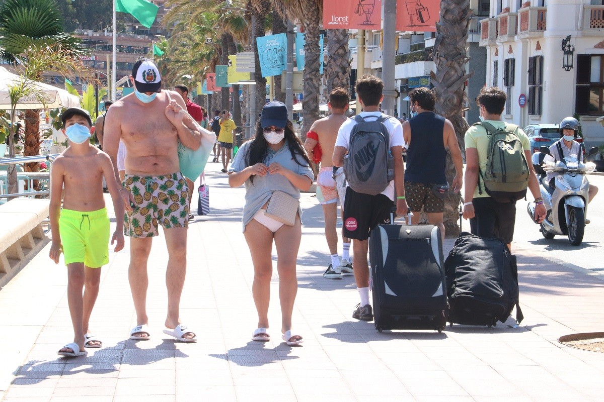 El sector turístic espera salvar l'agost amb visitants de proximitat i reserves d'última hora