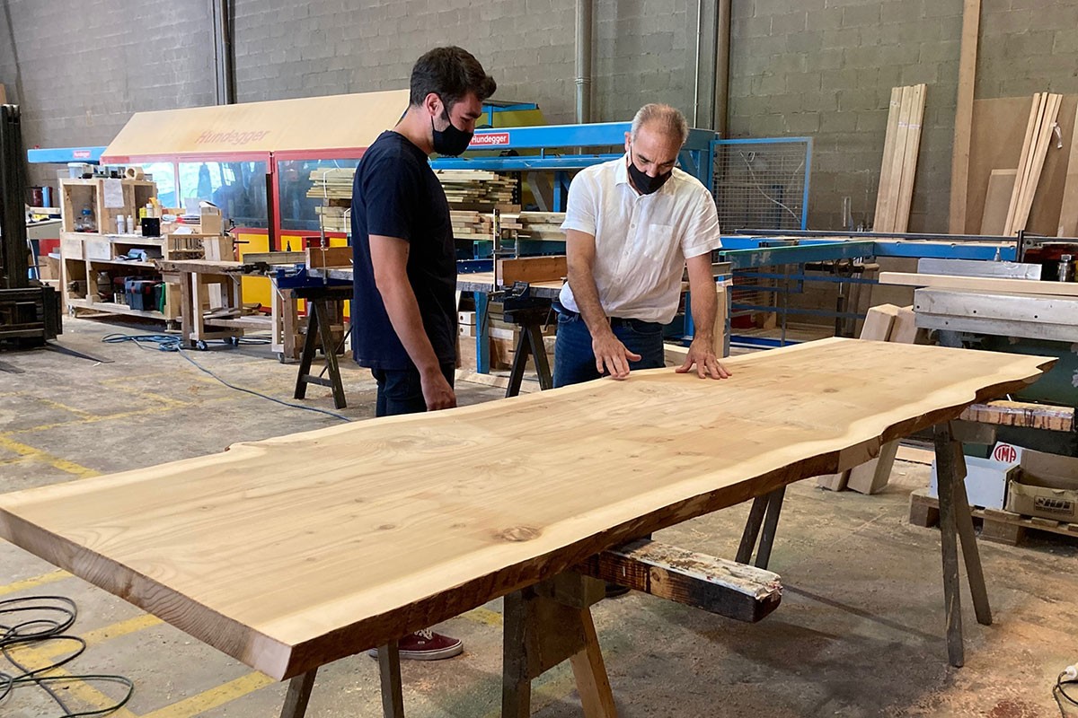 Un treballador i el gerent de Jordi Masarach S.L. al taller de l'empresa que tenen a Sant Pau de Segúries - ACN