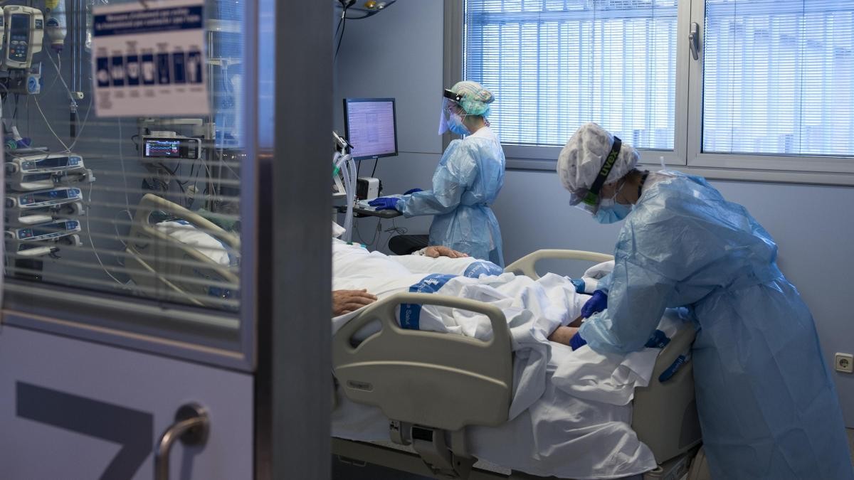 Augmenten els malalts crítics, però baixen els hospitalitzats