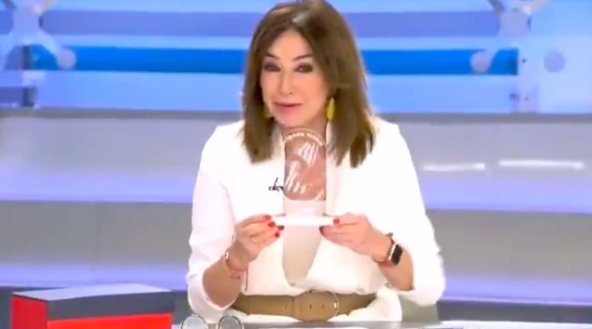 Antiavalots dels Mossos fan un regal a Ana Rosa Quintana per fer-los costat «sempre»