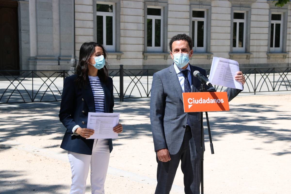 Inés Arrimadas i Edmundo Bal, davant del Suprem, aquest dijous. - ACN