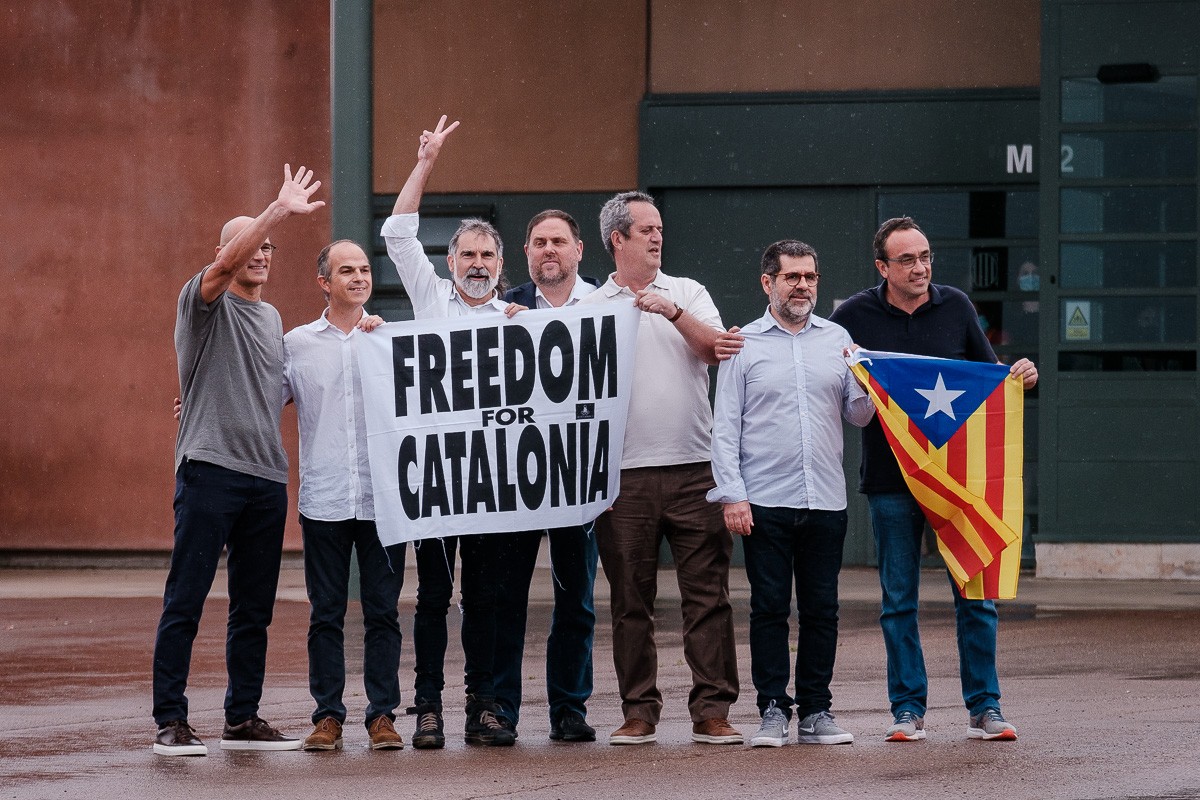 Els presos polítics surten definitivament de Lledoners després de rebre l'indult parcial del govern espanyol - Adrià Costa