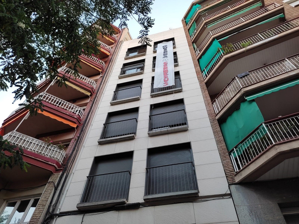 Ocupen un bloc a Gràcia per mantenir la «guerra» contra Cerberus