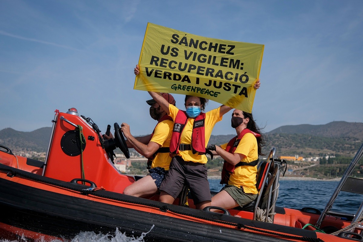 Detinguts dos membres de Greenpeace que volien protestar contra Sánchez en llanxa davant l'Hotel W