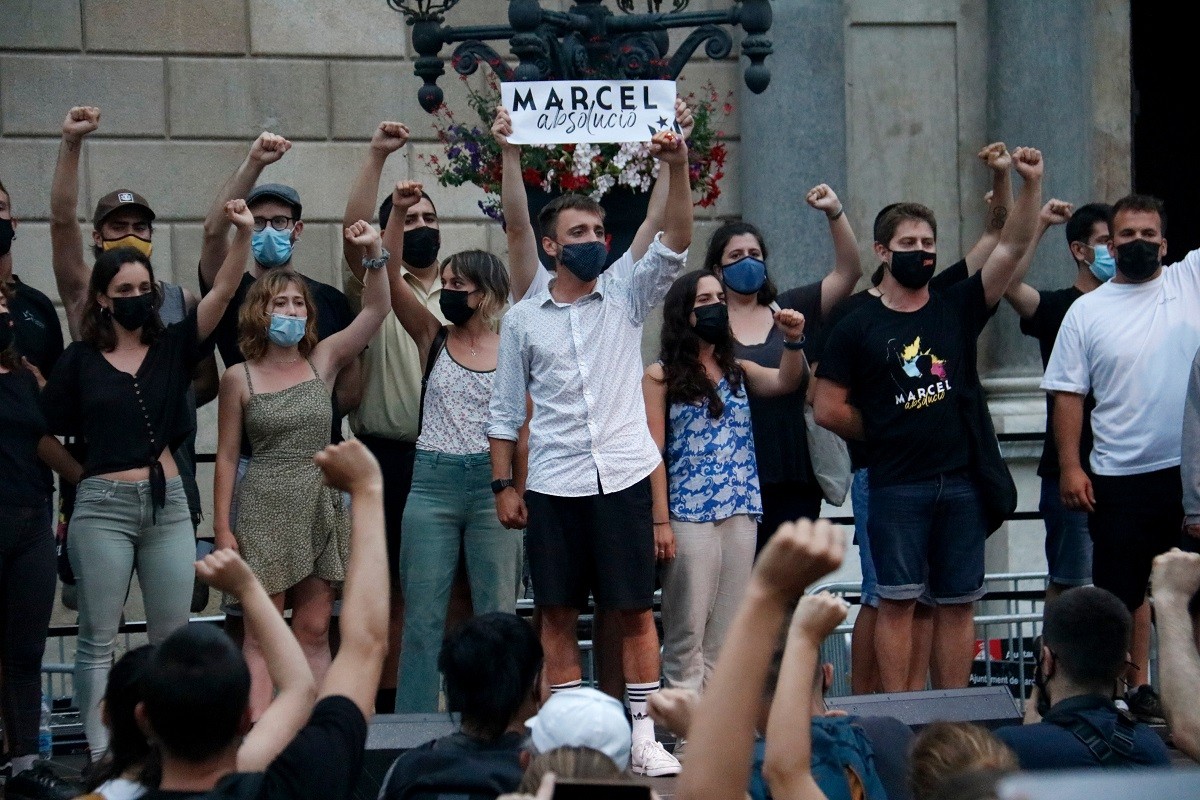 La plaça Sant Jaume s'omple per reclamar l'absolució de Vivet