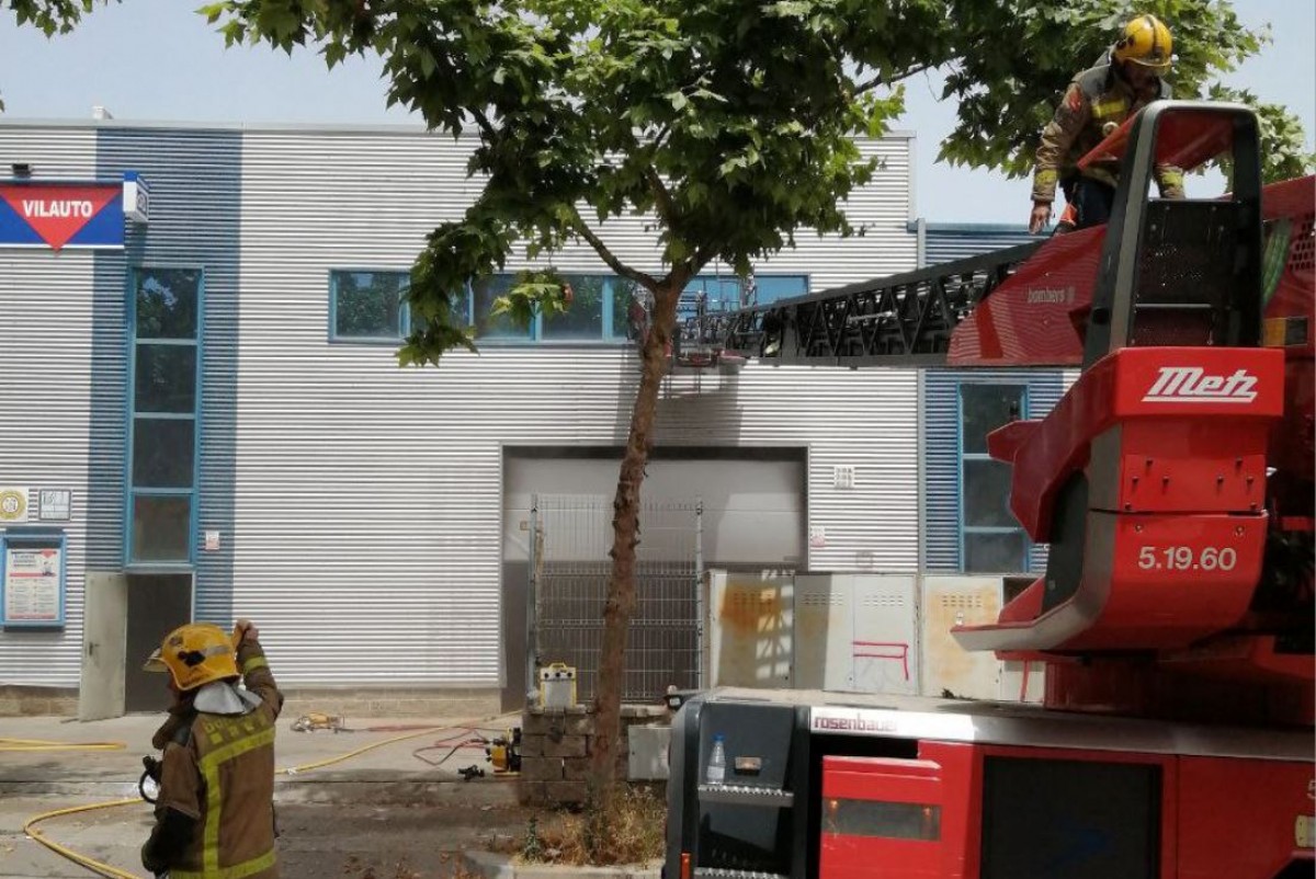 Un bomber mort i tres més de ferits en un incendi a Vilanova i la Geltrú