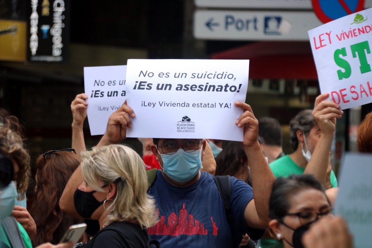 «És un assassinat»: un miler de persones denuncien el suïcidi d'un veí a Sants abans de ser desnonat