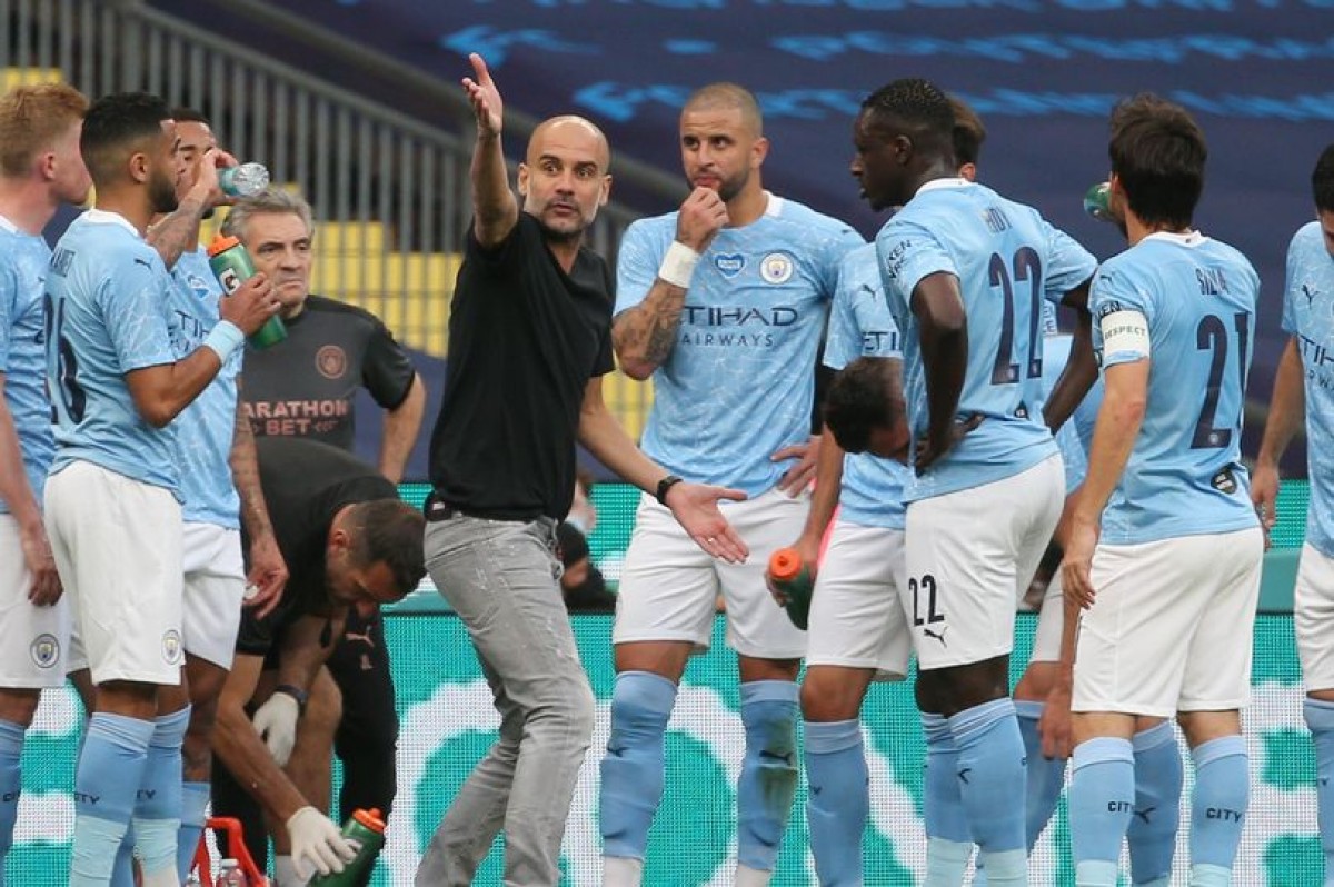 Guardiola, donant indicacions en un partit - Manchester City