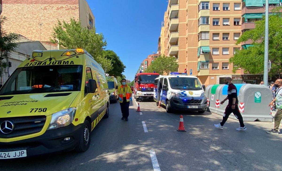 Un vehicle atropella sis joves que esperaven el bus al Prat de Llobregat