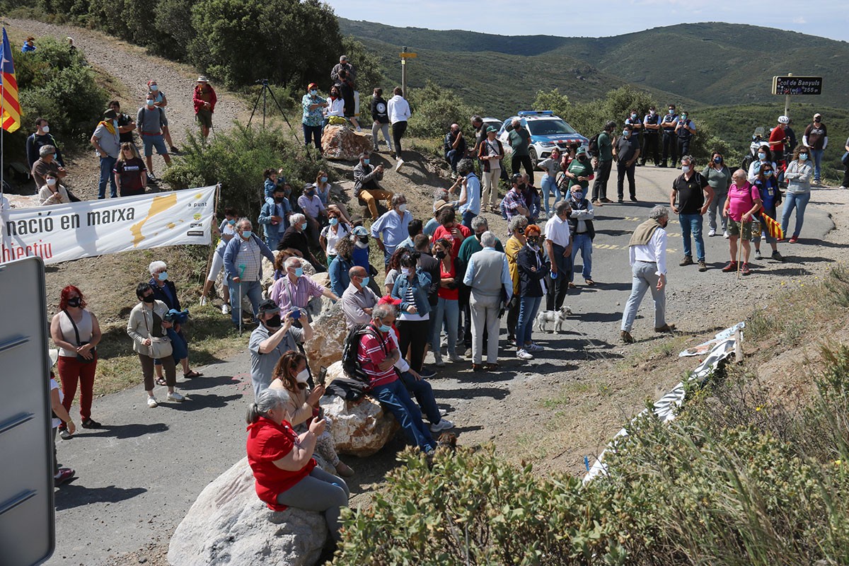 Un centenar de persones s'han concentrat al coll de Banyuls, tallat amb unes pedres - ACN