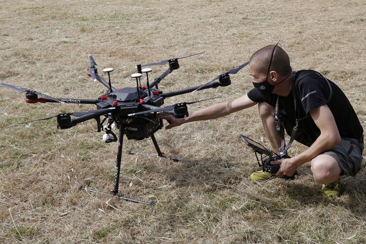 Helicòpters, drons i una «app» per radiografiar la xarxa elèctrica i prevenir incendis