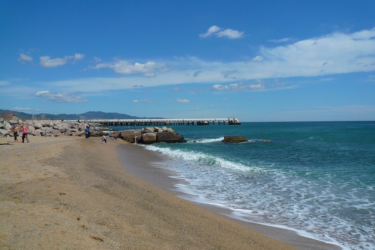 Tancada una platja del litoral barceloní per sorra tòxica