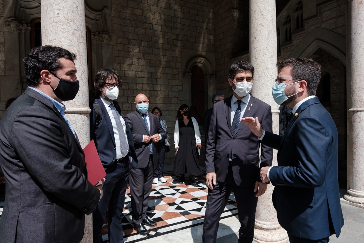 Els secretaris generals es reuneixen per primera vegada amb Aragonès i el vicepresident Jordi Puigneró al Pati dels Tarongers. - Adrià Costa