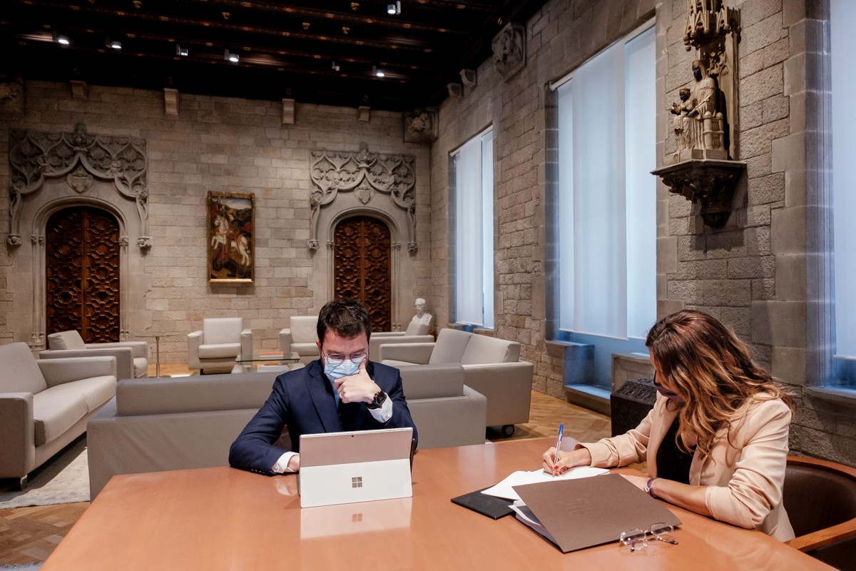 Aragonès despatxa amb Laura Vilagrà, consellera de la Presidència, els temes urgents del departament, començant pel pla de xoc social. També aprofiten per comentar com va anar l'entrevista a TV3 del dia anterior. - Adrià Costa