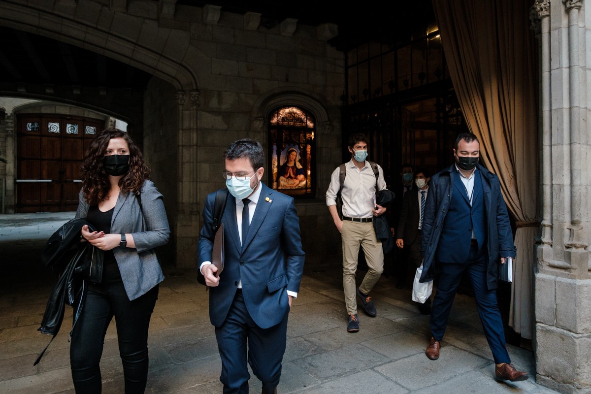 El cercle del president l'acompanya quan creua el pati de carruatges i s'encamina a pujar les escales del despatx, encara de mudança. - Adrià Costa
