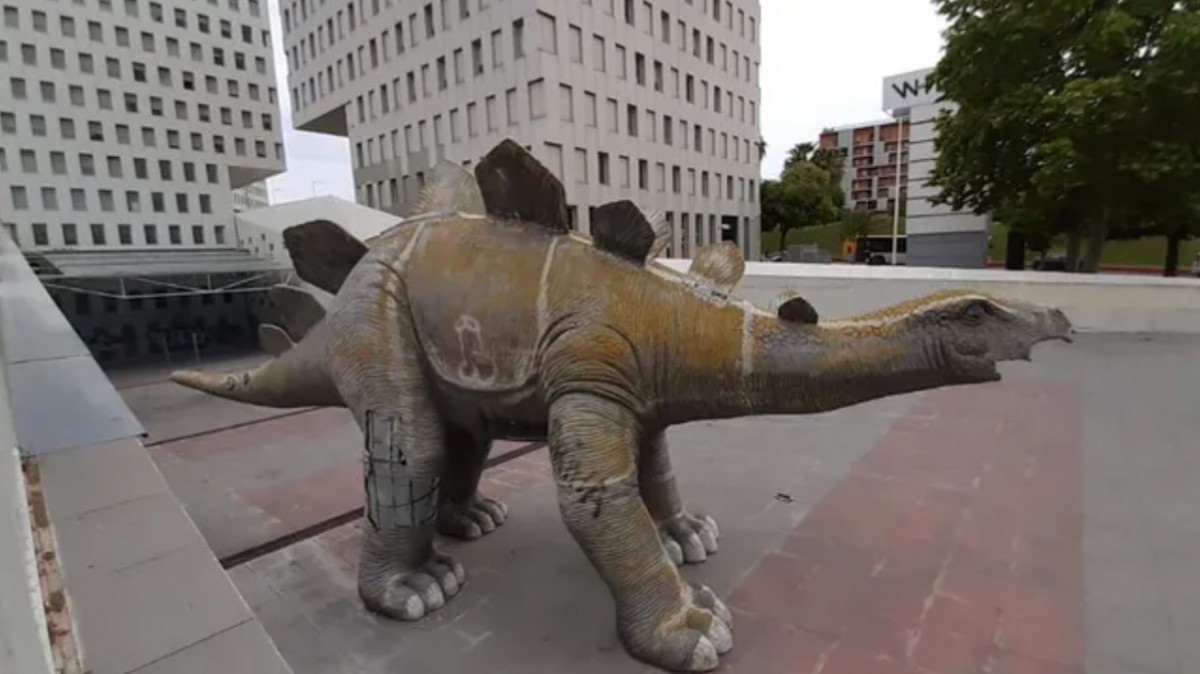L'home mort dins un dinosaure decoratiu hauria caigut quan volia recuperar el seu telèfon