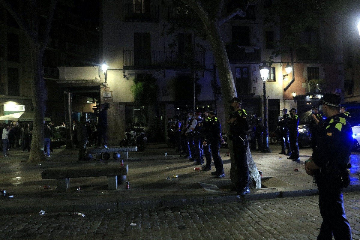 Nit de botellots a Barcelona: quasi 4.000 persones desallotjades