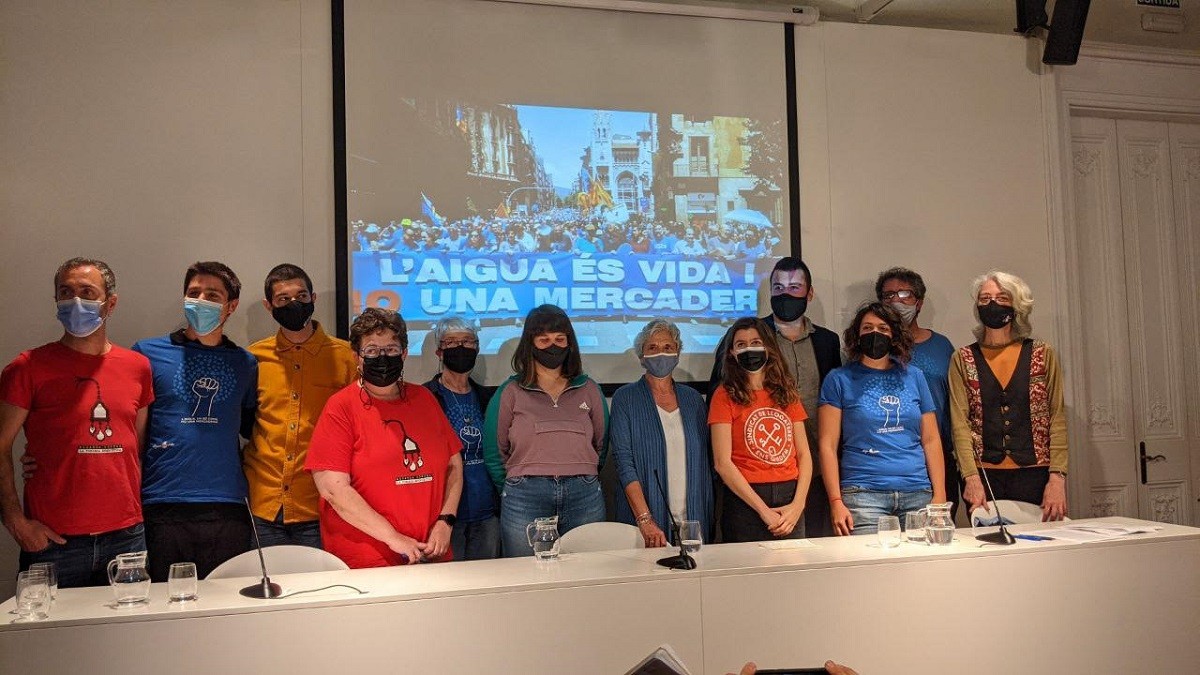 Més de 60 entitats reclamen la municipalització de l'aigua i denuncien la «judicialització» d'Agbar