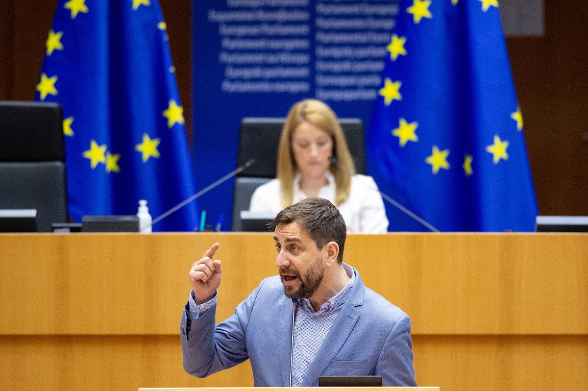 Junts, ERC i els comuns demanen a Europa aixecar les patents de les vacunes 