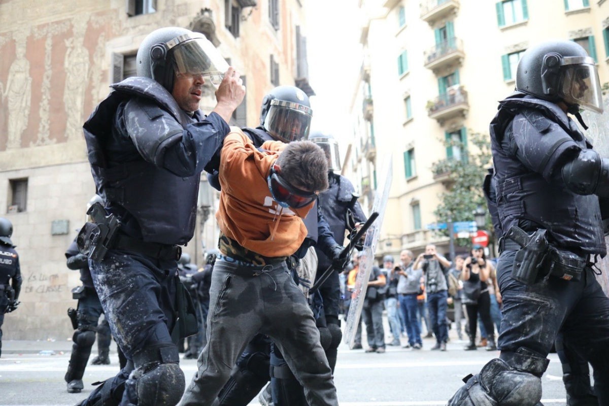 Absolt en Guillem, el noi de la dessuadora taronja de Via Laietana