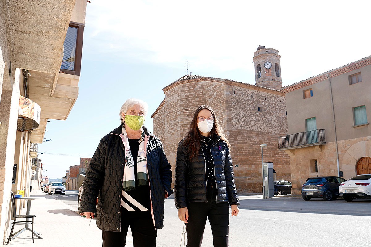 La Teresa i la Marta, àvia i neta, caminant pels carrers d'Artesa de Segre - ACN