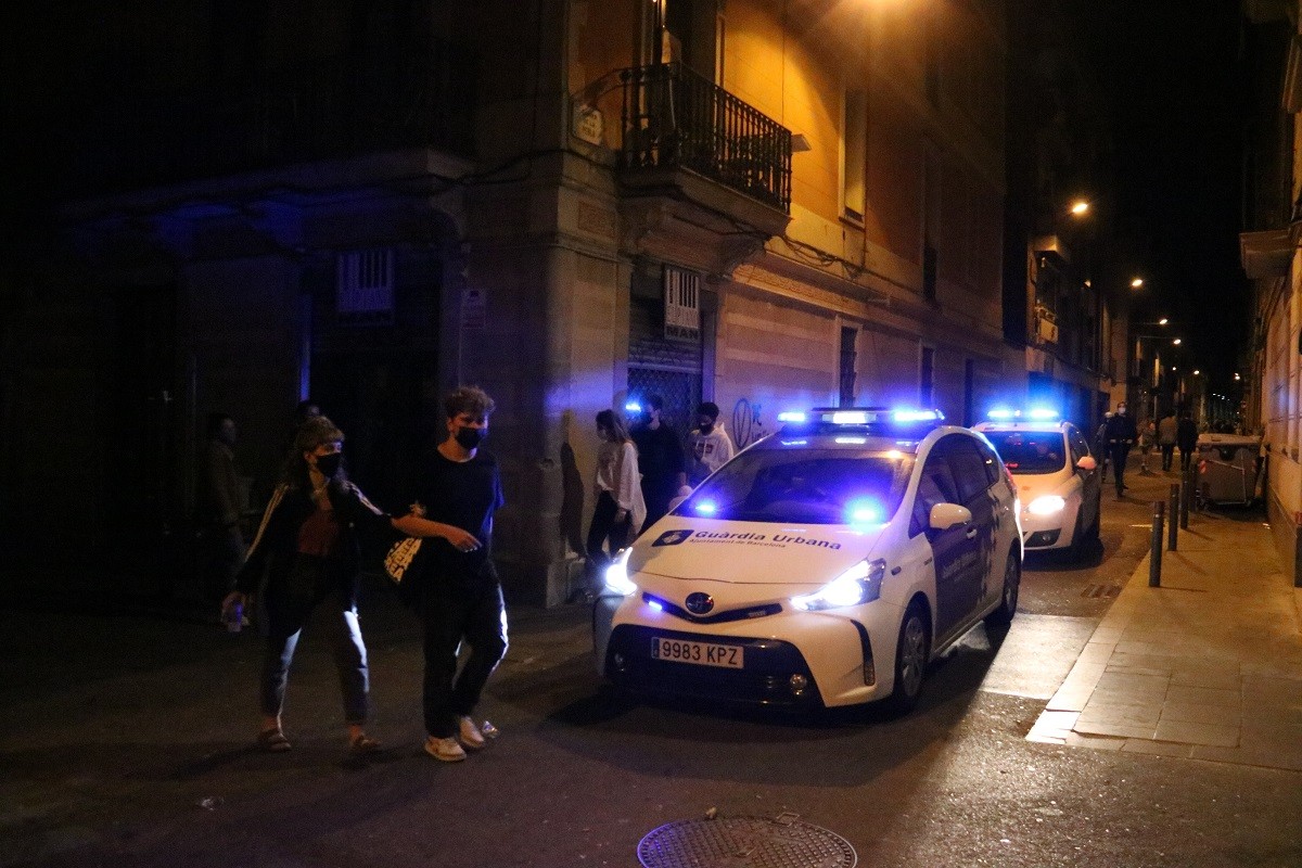 Coets, «botellots» i festa als carrers de Catalunya en la primera nit sense toc de queda
