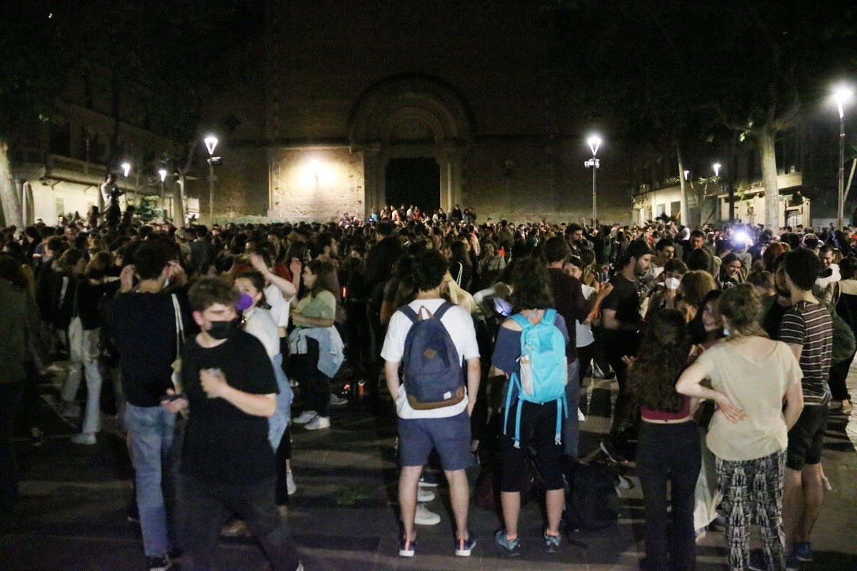 PORTADES | «Espanya surt de l'estat d'alarma amb eufòria, dubtes i inseguretat», a «El País»