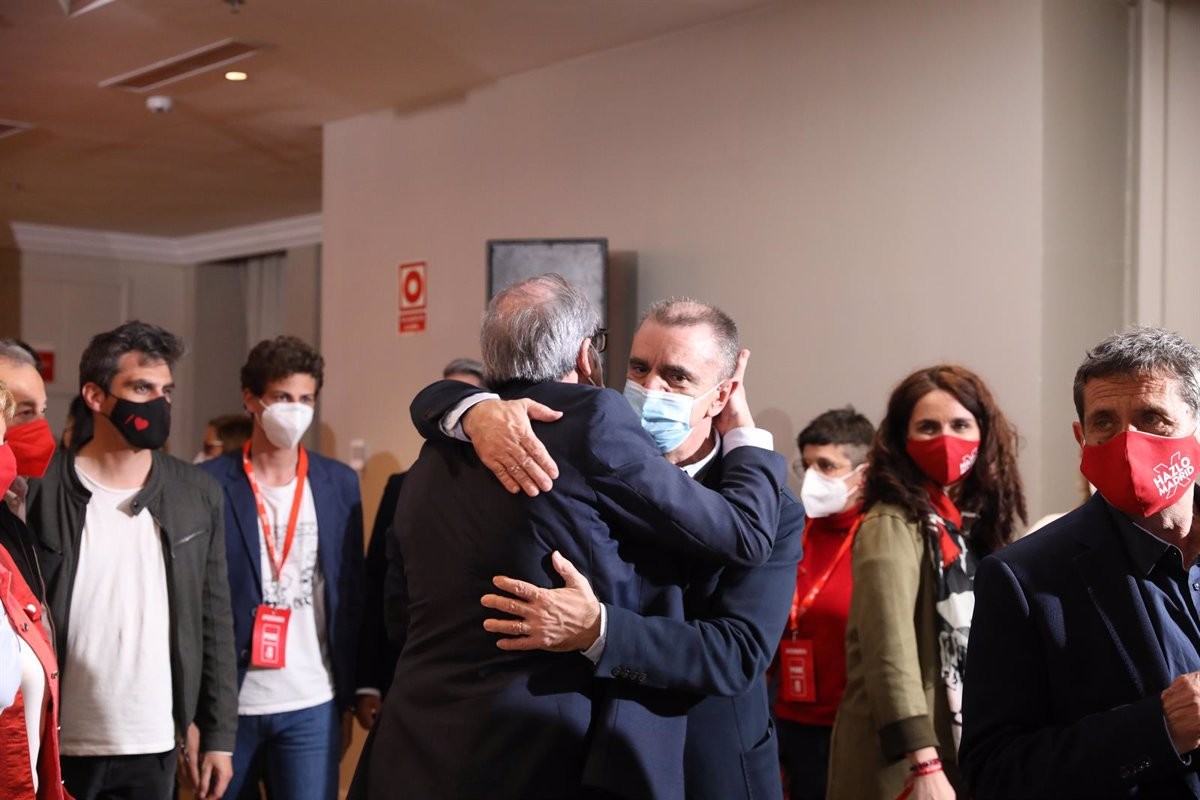 Dimiteix el líder del PSOE a Madrid després de la patacada a les eleccions