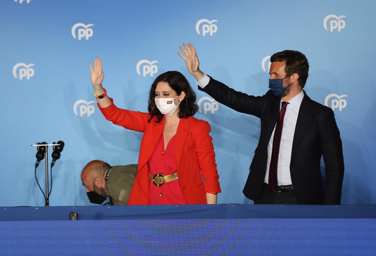 Isabel Díaz Ayuso i Pablo Casado, des del balcó de Génova. - Europa Press