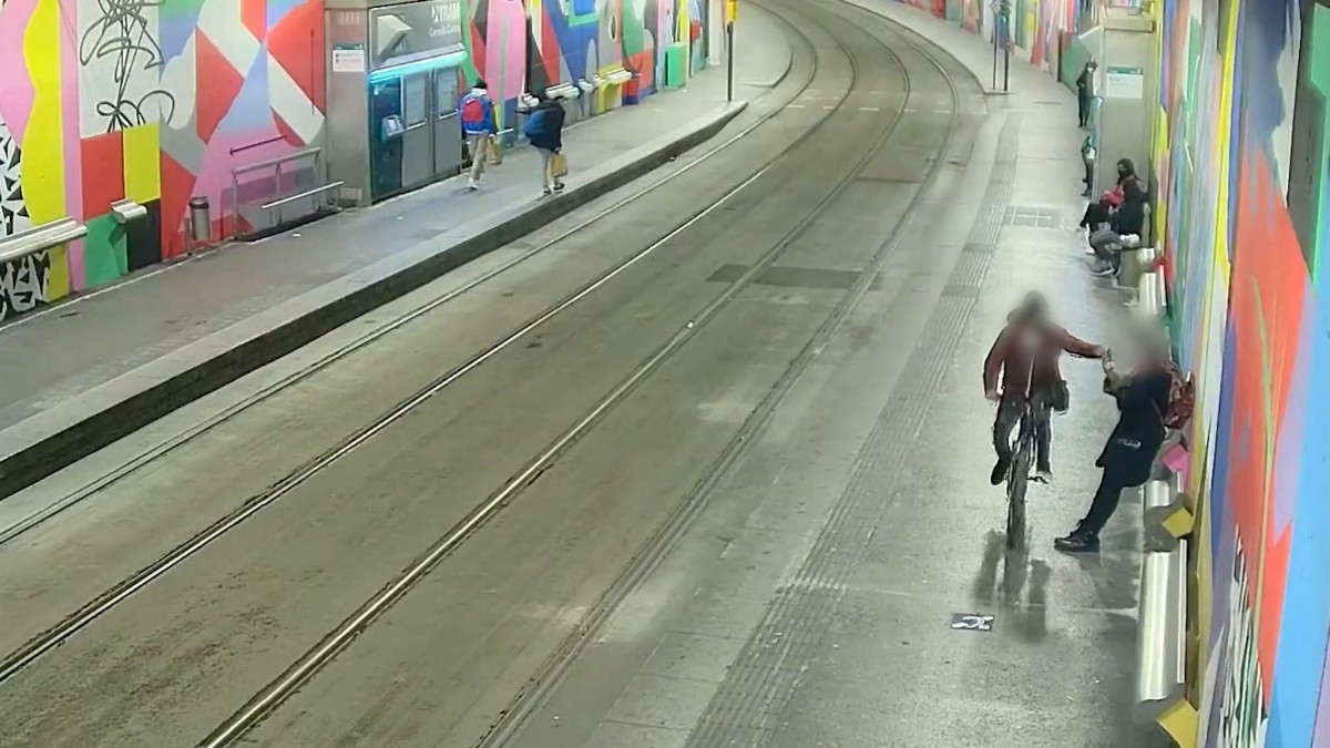 VÃDEO | Robatori de mòbils al mig del carrer de Cornellà, amb bici i d'una estrebada