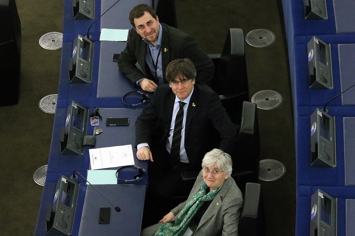 Els eurodiputats Toni Comín, Clara Ponsatí i Carles Puigdemont al seu escó a la seu del Parlament Europeu. - Natàlia Segura/ACN