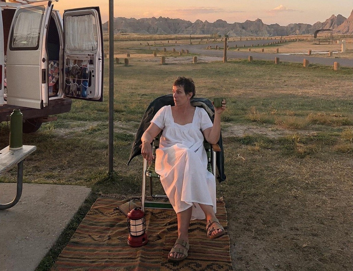 FOTO L'artista urbà Tvboy pinta Camps d'Open Arms com un sant a la Barceloneta