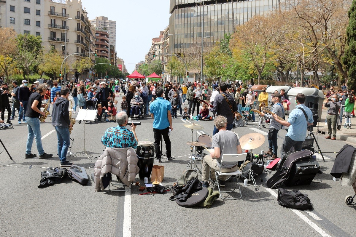 Actuació musical a la plaça Letamendi de Barcelona per tallar el carrer Aragó - ACN