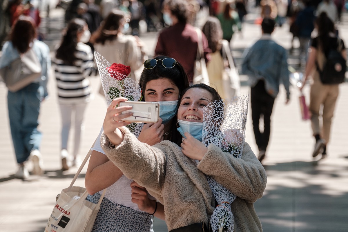 Dues noies es fan un selfie a la Rambla. - Adrià Costa