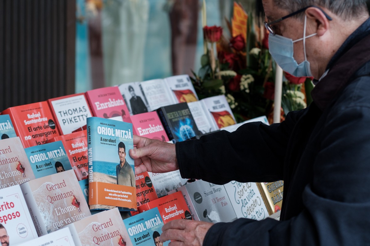 Una paradeta de llibres al centre de Barcelona, aquest dijous. - Adrià Costa