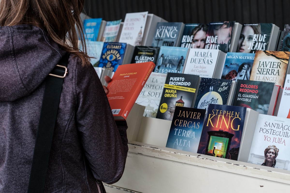 Una paradeta de llibres al centre de Barcelona, aquest dijous. - Adrià Costa