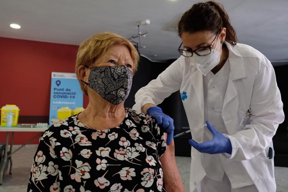 Salut obre la dosi de reforç a tots els majors de 60 anys