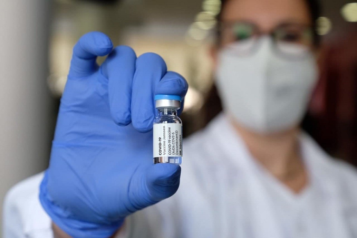 Un vial de la vacuna de Janssen. - Salut