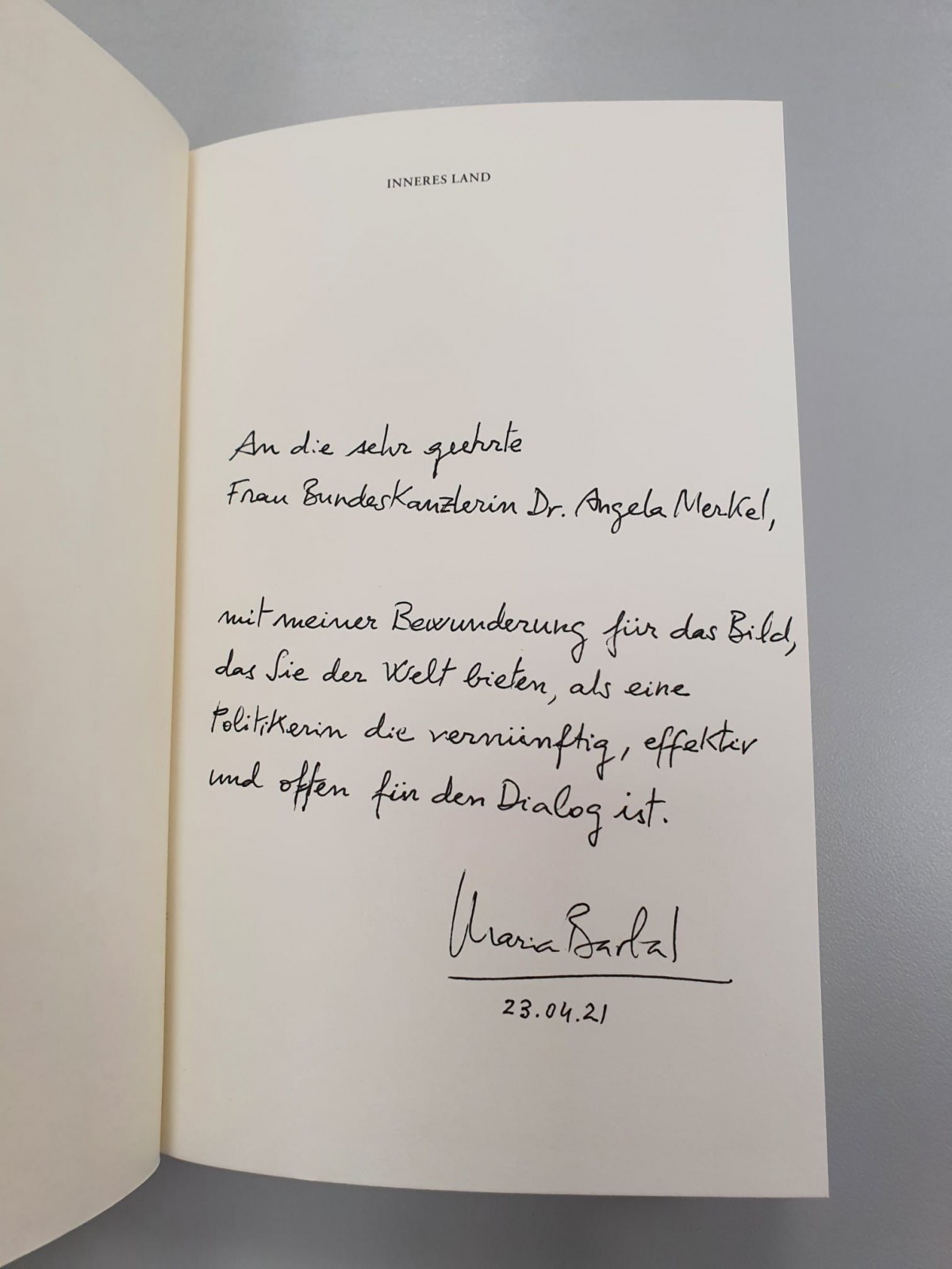 La dedicatòria de Maria Barbal a Merkel: «La meva admiració per la imatge que oferiu al món»