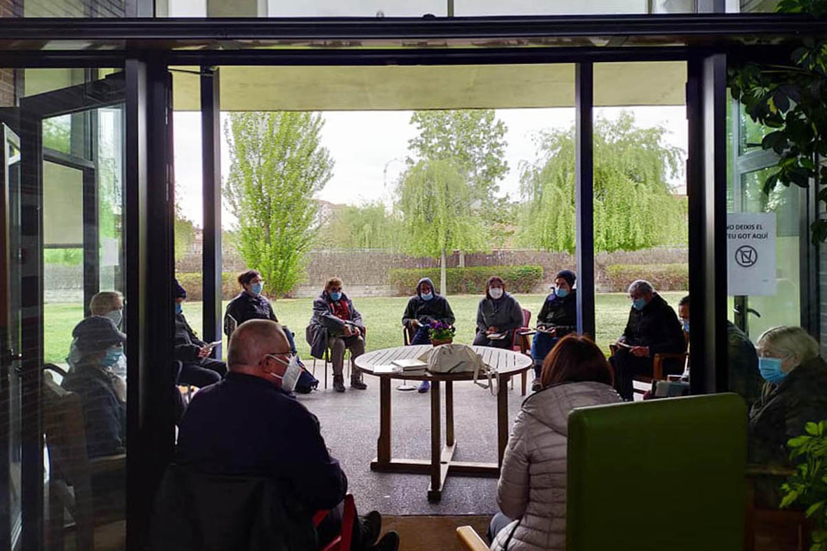 El club de lectura de la Llar Residència de Manlleu ja reuneix una desena d'usuaris. - Osonament