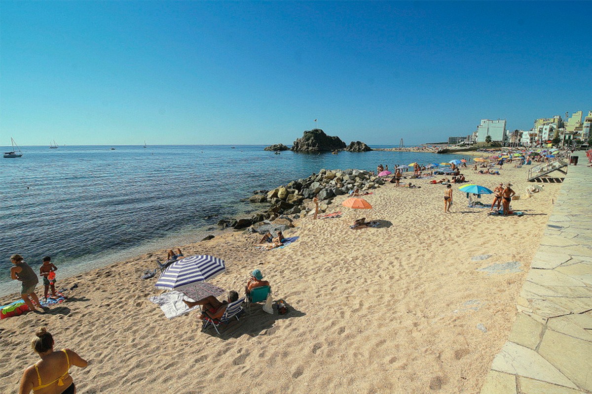Mor ofegat un home de 82 anys a la platja de Blanes