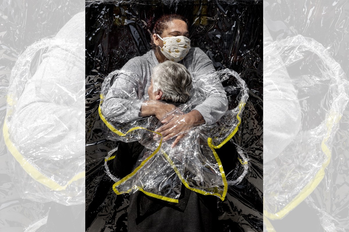 Una abraçada en pandèmia, la guanyadora del World Press Photo