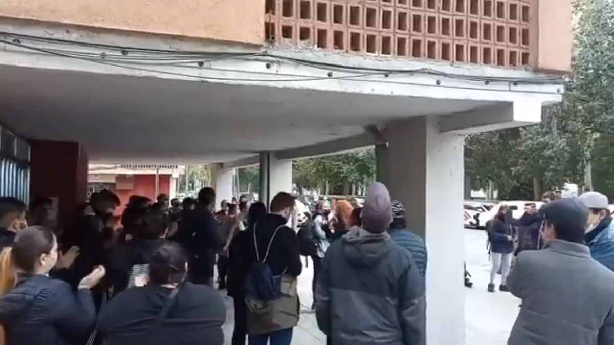 La resistència veïnal atura el primer desnonament a Barcelona l'endemà de la pròrroga de Sánchez