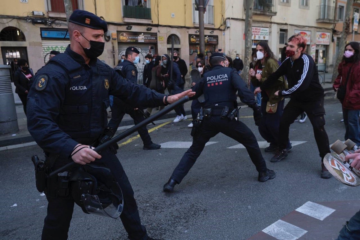 Ampli dispositiu i càrregues dels Mossos per desnonar una família amb dos menors al Raval